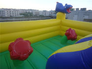 پارک تفریحی بادکنکی در فضای باز و در فضای باز برای کودکان و نوجوانان / قلعه کوچک بادی