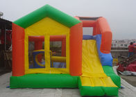 نوع قلعه با پرش قلعه با اسلاید برای بچه ها در پارک تفریحی در فضای باز