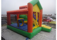 نوع قلعه با پرش قلعه با اسلاید برای بچه ها در پارک تفریحی در فضای باز
