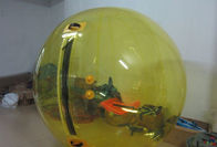 توپ زرد با استحکام بر روی توپ آب برای سرگرمی کودکان