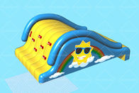 کودکان و نوجوانان در خانه از استخر بادی Swimline Super Water Slide Mini Size استفاده می کنند