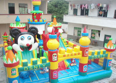 پارک تفریحی بادکنکی در فضای باز / تجهیزات بازی کودکان برای کودکان و نوجوانان