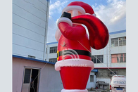 بابا نوئل غول پیکر بادی با کیسه هدیه تزئینات کریسمس در فضای باز