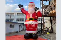 بابا نوئل غول پیکر بادی با کیسه هدیه تزئینات کریسمس در فضای باز