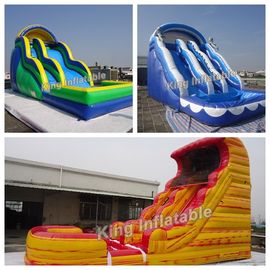 خنده دار U Shaped Outdoor Inflatable Water Slide توری پلاستیکی PVC با دمنده