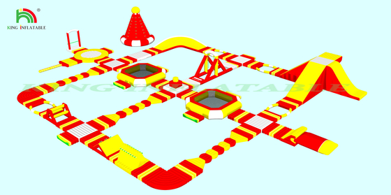 تجهیزات بازي آب بادکنک در فضای باز پارک آب شناور بزرگ دريا